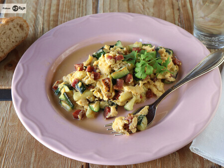 Revuelto de calabacín y jamón ibérico, la receta ideal para una cena ligera y saciante