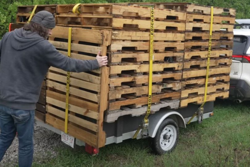 Por fora, carga comum. Por dentro, uma camper secreta.