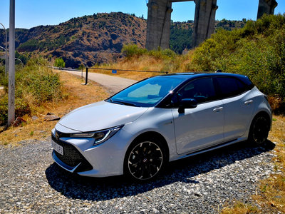 Probamos el Toyota Corolla GR SPORT, con suspensión AVS y un extra de picante