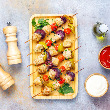 Preparamos brochetas y pinchitos por docenas en la freidora de aire con este sencillo accesorio