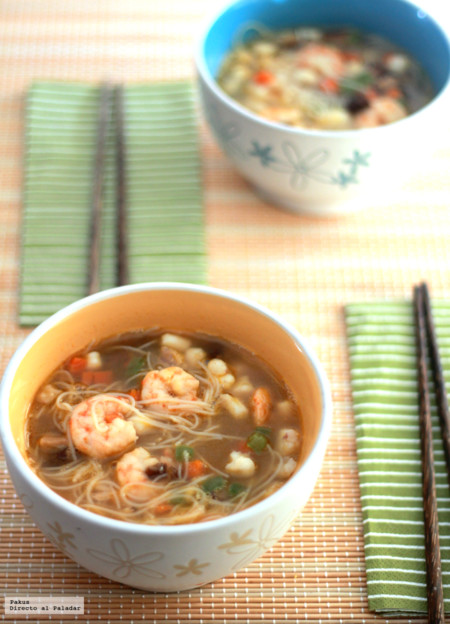 Sopa de caldo dashi con shiitake y frutos del mar. Receta oriental