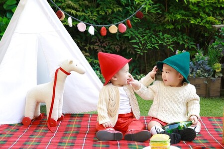 Los gemelos hacen menos gestos y tiene un lenguaje más limitado que el resto de niños