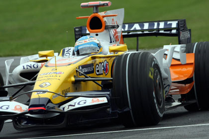 Fernando Alonso se cuela en la segunda fila