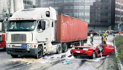 Hay gente con mucha suerte volumen 10: camión de 18 ruedas encima de Golf III