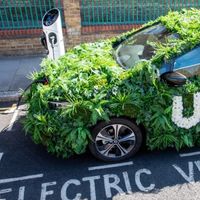 Uber se alía con Renault para conseguir coches eléctricos más baratos: quiere que sus viajes sean cero emisiones