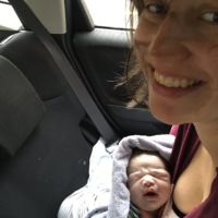 Da a luz en su coche y le pide a la marca por Twitter que le regale uno