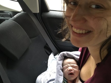 Da a luz en su coche y le pide a la marca por Twitter que le regale uno