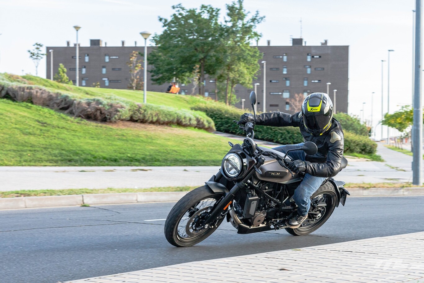 Probamos la Husqvarna 701 Svartpilen: una exquisita moto para el carnet A2 que prioriza el diseño sobre el confort