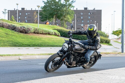 Probamos la Husqvarna 701 Svartpilen: una exquisita moto para el carnet A2 que prioriza el diseño sobre el confort