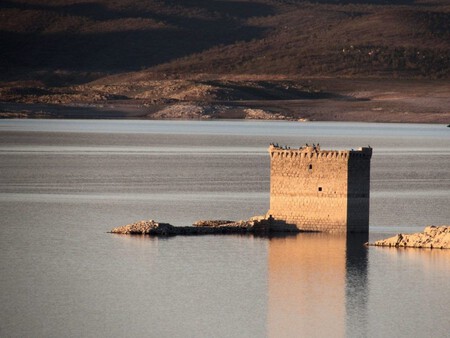 Torre Del Homenaje Del Castillo De Garrovillas Sobresaliendo En El Embalse De Alcantara