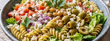 Cómo hacer una ensalada con 1 lata de garbanzos y pasta, lista en menos de 30 minutos y sin complicaciones 