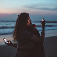 "Es una lluvia de microdecepciones": la Gen Z ya está agotada de ligar por el móvil por las mentiras y el ghosting