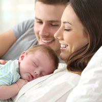 Los permisos de paternidad superan por primera vez a los de maternidad en 2018: qué significa