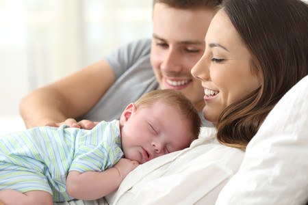 Los permisos de paternidad superan por primera vez a los de maternidad en 2018: qué significa