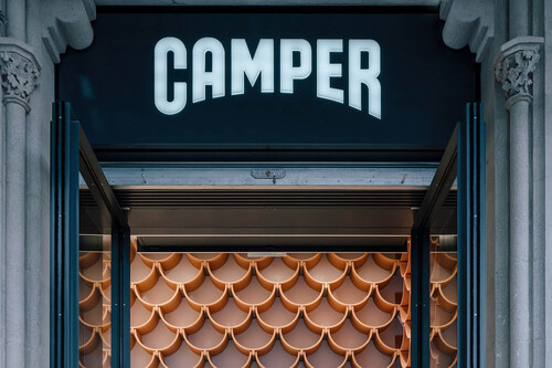 Camper está vaciando su almacén y ha decidido rebajar todas las botas, zapatillas y más al 60% de descuento 