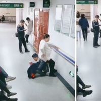 Está embarazada, nadie le cede un asiento y su marido se convierte en silla humana para que descanse