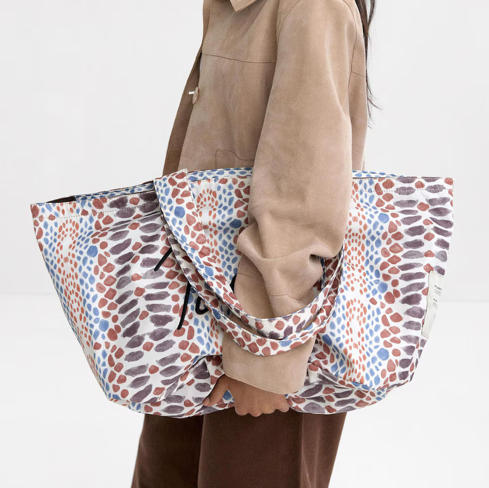 Parfois
Bolso de hombro estilo shopper con lettering y cierre de cremallera con estampado animal print