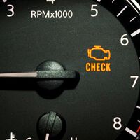 A luz de falha do motor acendeu enquanto eu dirigia. Por quanto tempo posso continuar circulando com ela acesa? 