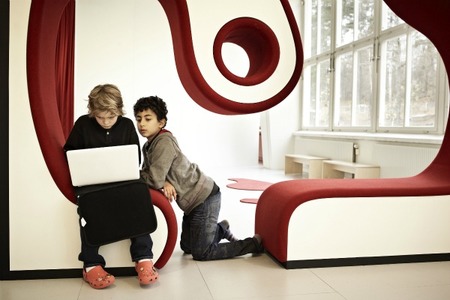 Escuelas Vittra mueble formas redondeadas