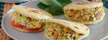 Arepas venezolanas reina pepiada: receta tradicional con un delicioso relleno de pollo y aguacate