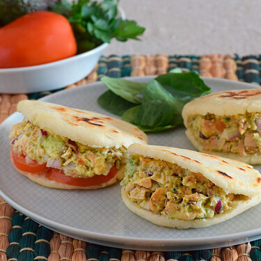 Arepas venezolanas reina pepiada: receta tradicional con un delicioso relleno de pollo y aguacate