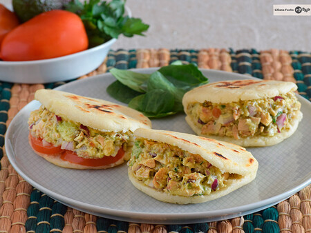 Arepas venezolanas reina pepiada: receta tradicional con un delicioso relleno de pollo y aguacate