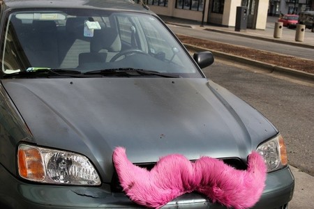 Si tu coche se calienta de más, aféitale el bigote rosa. Rueda por Twitter (49)