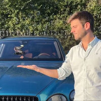 Un ingeniero creó una nueva necesidad para los millonarios: convertir los emblemas de sus autos de superlujo en drones de vigilancia