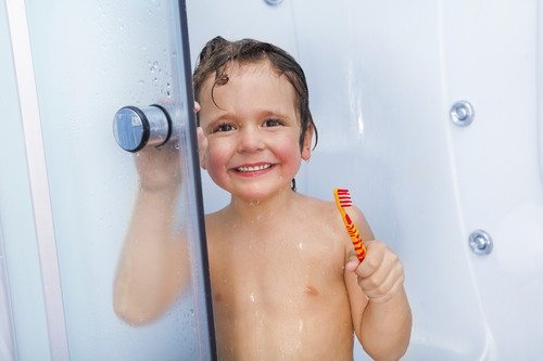 ¿Cuándo deberían los niños empezar a bañarse solos?