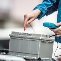 Hacer este sencillo mantenimiento puede mejorar la batería de tu auto y solo necesitas este elemento 