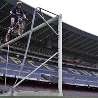 Toni Bou se cuela en el Camp Nou para hacer un entrenamiento diferente con su moto de trial 