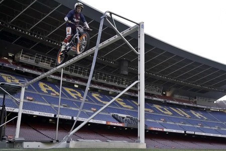 Toni Bou se cuela en el Camp Nou para hacer un entrenamiento diferente con su moto de trial