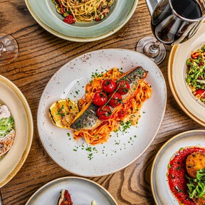 Lidl tiene disponible una vajilla barata, llenar de color y diseño: inspirada en la costa italiana y de 18 piezas