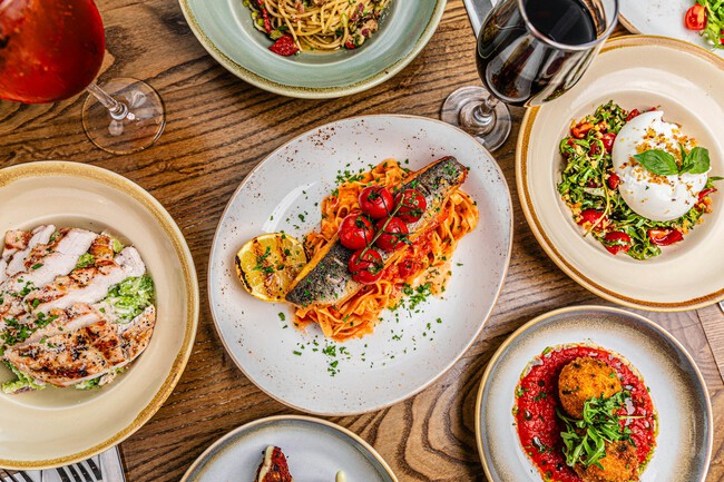 Mesa llena de comida italiana