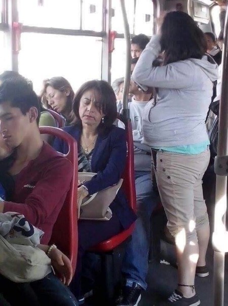 El indeseable efecto de ver a una embarazada en el autobús: somnolencia repentina y sueño profundo