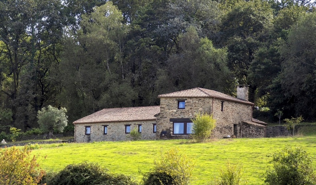 Era un pazo con establo y ahora es una vivienda llena de encanto: así fue la reforma de esta casa rural de Galicia
