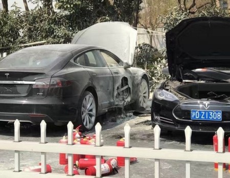 Un Tesla Model S sale ardiendo de manera misteriosa cuando se encontraba en una estación de carga