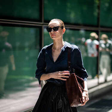 Las nuevas zapatillas New Balance con detalles color pistacho que llevaremos ahora con vestidos y en otoño con jeans 