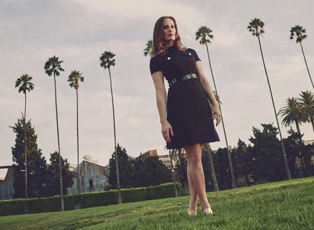 La cineasta americana Liz Goldwyn pone su armario a la venta: Versace, Dior y Chanel para todos