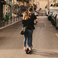 La multa sorprendentemente barata de la DGT por circular dos personas montadas en un patinete