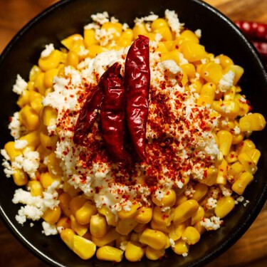 Así puedes preparar esquites en sartén usando elote tierno en solo 15 minutos, la receta que los eloteros envidiarán