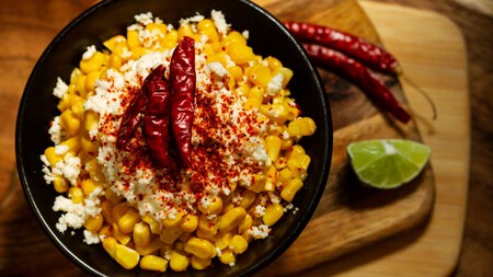 Así puedes preparar esquites en sartén usando elote tierno en solo 15 minutos, la receta que los eloteros envidiarán
