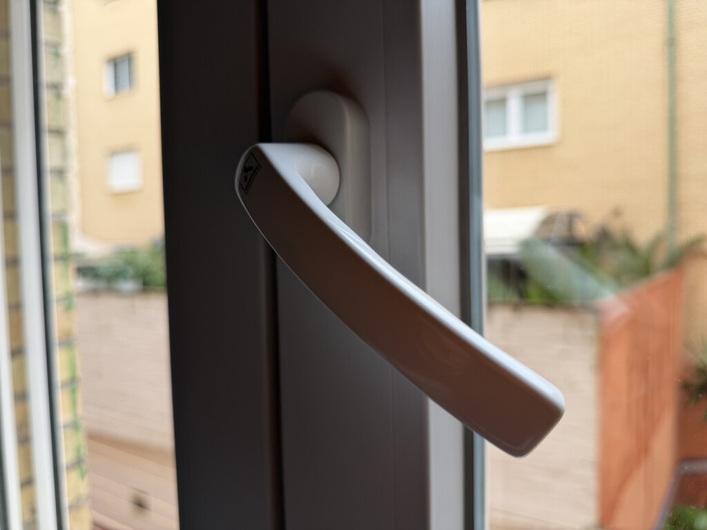 Si entra frío por la ventana, usa el truco del papel: así puedes hacer que cierre bien