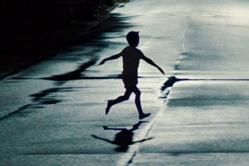 Zach Cregger es perfecto para devolver Resident Evil a los cines, y Weapons me lo ha demostrado