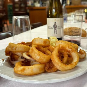 El restaurante centenario en el corazón de Asturias donde no hay cachopo. Ni falta que hace: hay rollo de bonito y cebollas rellenas 