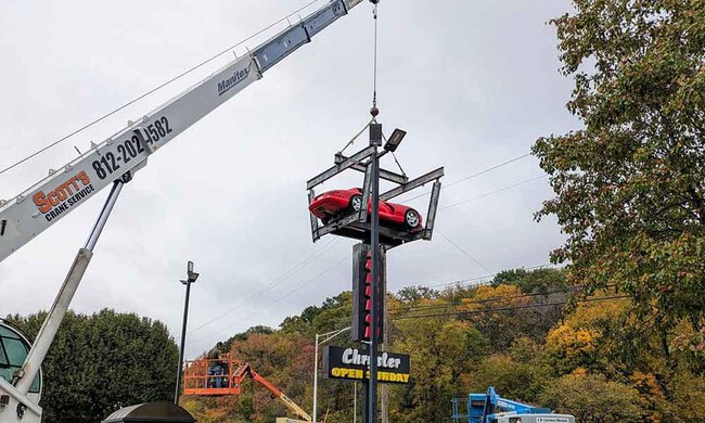 Un Dodge Viper real es el cartel publicitario de este concesionario
