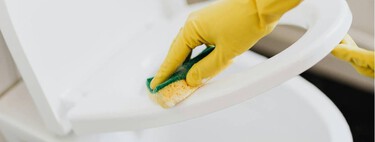Esta es la sencilla técnica de los expertos para blanquear los asientos del váter y eliminar en nada las manchas amarillas 