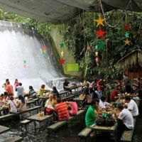 Sí, esto es un restaurante en medio de una cascada