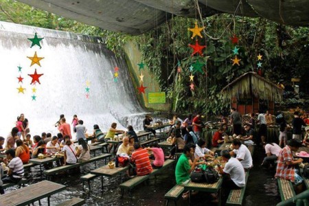 Sí, esto es un restaurante en medio de una cascada
