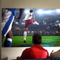 Quiero ver el cine, el futbol y los videojuegos a lo grande: es mejor un proyector o una tele de gran formato